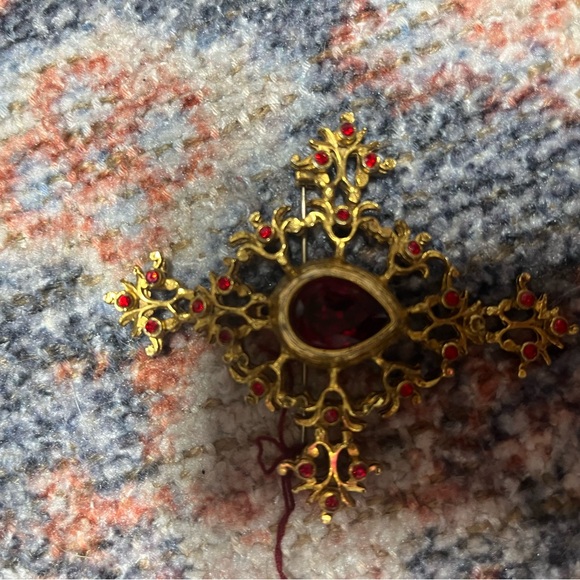 Vintage brooch gorgeous piece. Has pin in back - Picture 4 of 4